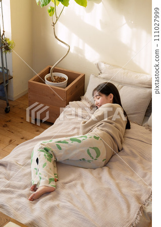 一個女人在床上放鬆 111027999