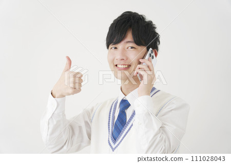 高中男孩在打電話給智慧型手機時給了一個好兆頭，白色背景 111028043