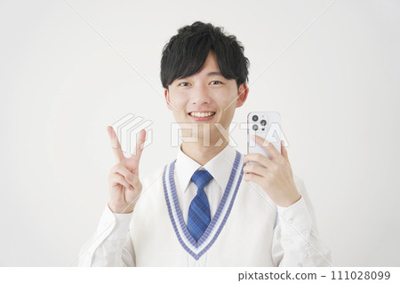 高中男孩拿著智慧型手機，做和平標誌，白色背景 111028099
