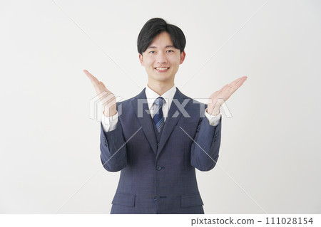 年輕商人用手掌、白色背景左指右指 111028154