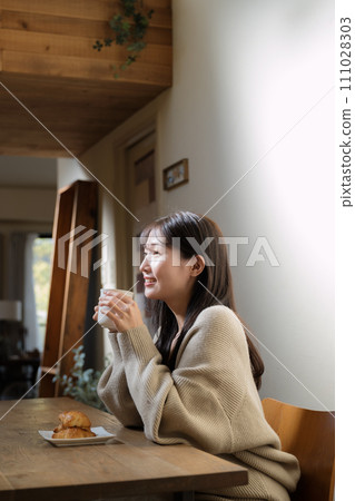 一位女士在客廳的餐桌上享用美食 111028303