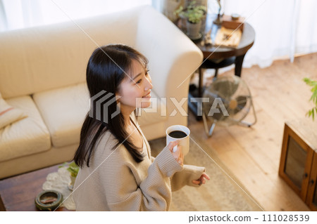 女人在房間裡走來走去 111028539