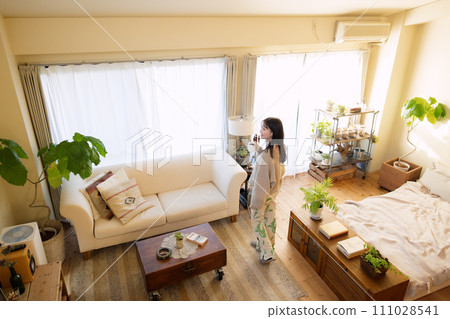 女人在房間裡走來走去 111028541