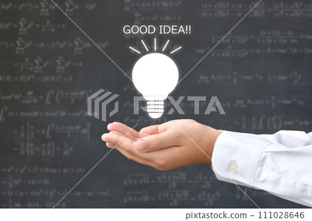 孩子的手和微型燈泡 - 孩子靈感的形象 111028646