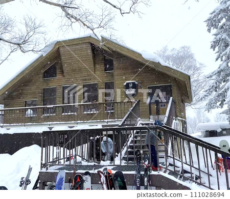[Skiing/Snowboarding] Snow-covered ski slope/Log house restaurant at the mountaintop (Furano Ski Resort) 111028694