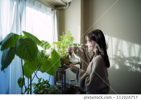 婦女給植物澆水 111028757