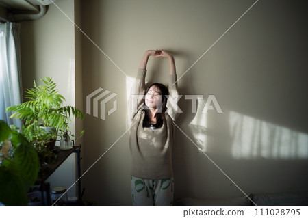 一個女人在陽光下 111028795