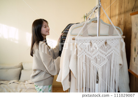 選擇衣服的女人 選擇衣服的女人 111029007