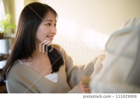 選擇衣服的女人 選擇衣服的女人 111029008