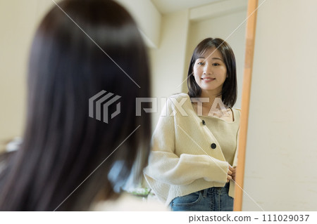 A woman choosing clothes 111029037