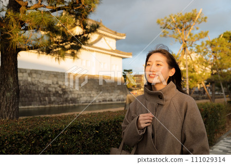 日落時分在城市中行走的女人 日落時分在城市中行走的女人 111029314