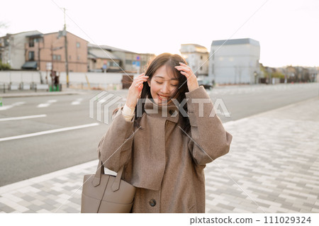 日落時分在城市中行走的女人 111029324