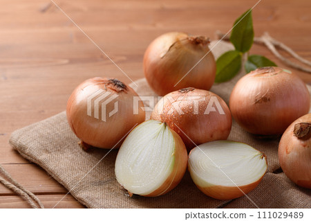 Onion (wood grain background) Onion (wood grain background) 111029489