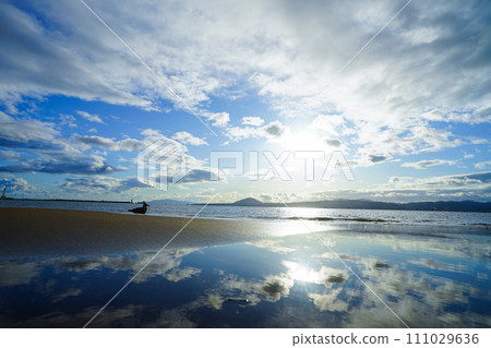 雲和海鷗反射在海面上 111029636
