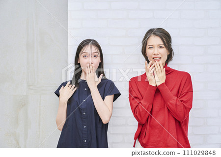 Women with surprised expressions 111029848