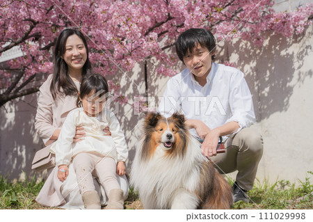 家人和寵物遛狗 111029998