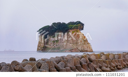 鵜鶘漁港堤岸外的能登半島、見附島（石川縣珠洲市穗館町鵜鶘） 111031201