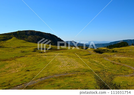 Aso plateau in sunny autumn 111031754