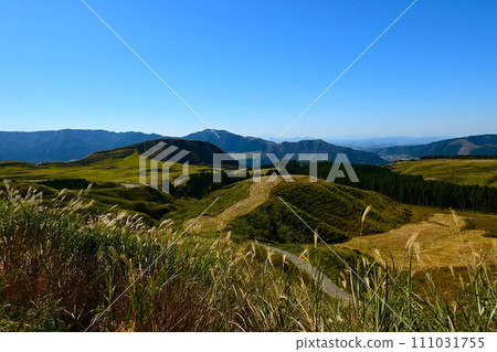 Aso plateau in sunny autumn 111031755