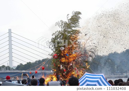 [Japanese New Year] Dondoyaki 111032408