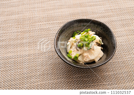 日式蘿蔔沙拉佐鮪魚蛋黃醬 111032537