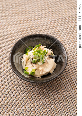 日式蘿蔔沙拉佐鮪魚蛋黃醬 111032609