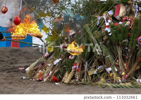 [Japanese New Year] Dondoyaki 111032661