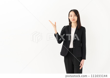 Smiling business woman giving guidance, woman in her 20s 111033144