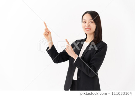 女商人指著，年輕女子 111033164