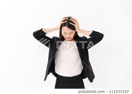 Business woman in her 20s holding her head Business woman in her 20s holding her head 111033197