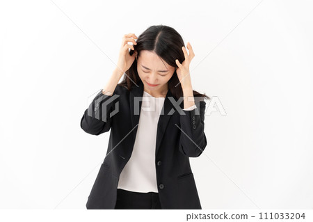 Business woman in her 20s holding her head Business woman in her 20s holding her head 111033204