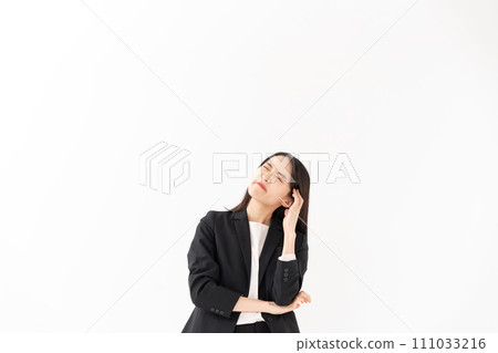 20多歲的女商人抱著雙臂思考 111033216