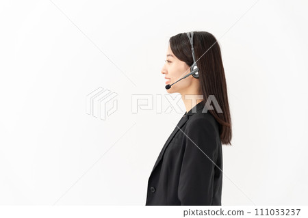 穿著西裝微笑的操作員，20 多歲的女性，側面 111033237