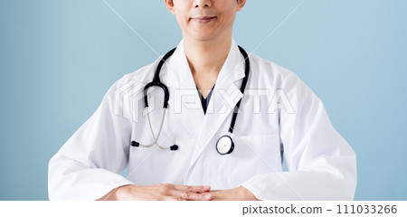 身穿白大褂的中年男性醫生 身穿白大褂的中年男性醫生 111033266