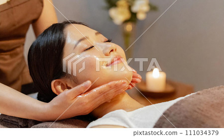 在美容院、臉部按摩、精油按摩接受治療的婦女 111034379