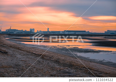 Low tide at dawn, Funabashi Sanbanze Seaside Park tidal flat (Funabashi City, Chiba Prefecture) 111034522