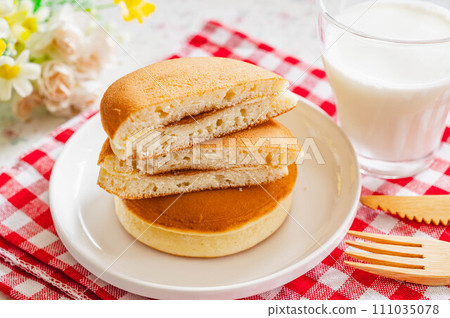 早餐煎餅三明治和牛奶 早餐煎餅三明治和牛奶 111035078