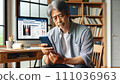 一名男子調查膝蓋疼痛的原因 111036963