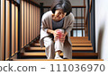 一名患有膝蓋疼痛的婦女 111036970