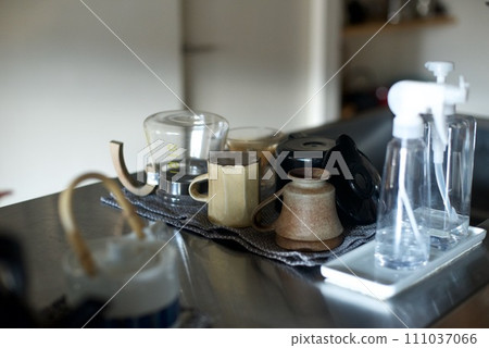 Washing and drying the finished coffee cup and utensils 111037066