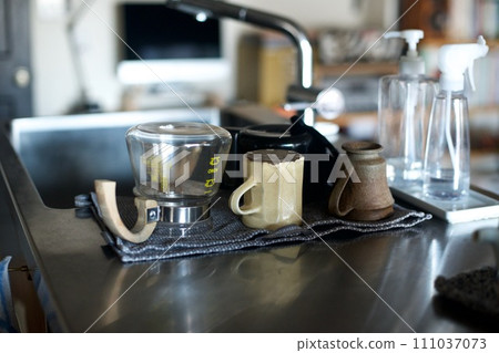 Washing and drying the finished coffee cup and utensils Washing and drying the finished coffee cup and utensils 111037073
