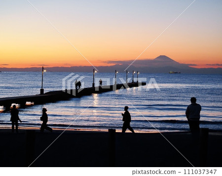 從千葉縣房總半島南房總市看到的富士山 111037347