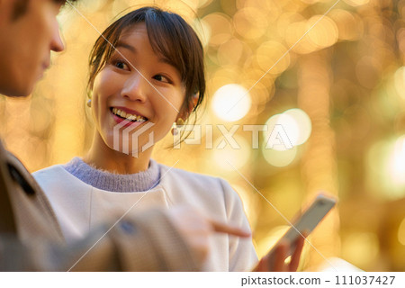一個女人和一個男人愉快地操作智慧型手機 一個女人和一個男人愉快地操作智慧型手機 111037427