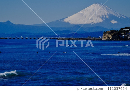 Enoshima Mt. Fuji view from Inamuragasaki coast Enoshima Mt. Fuji view from Inamuragasaki coast 111037634