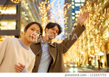 一個男人和一個女人在街上尋找出租車 一個男人和一個女人在街上尋找出租車 111037733