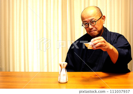 喜歡穿著和服喝酒的男人 喜歡穿著和服喝酒的男人 111037937