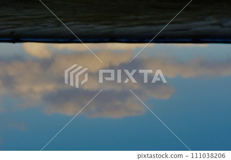 Dusk sky reflected on the water surface of the riverbank in winter 111038206