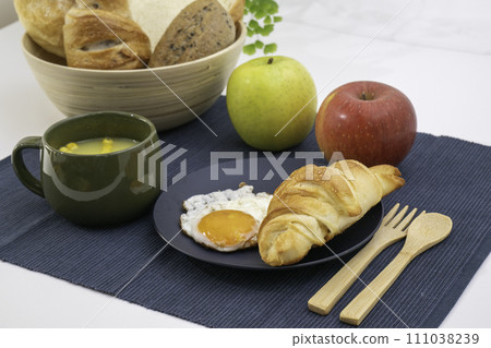 早餐湯、煎蛋和羊角麵包 111038239