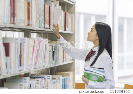 高中女孩在圖書館選書 高中女孩在圖書館選書 111039503