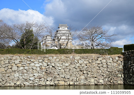 從櫻門橋（世界遺產）附近看到的姬路城 111039505
